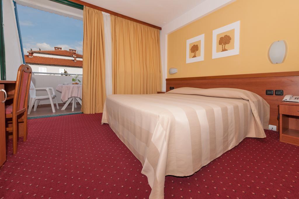 Maistra Select Family Hotel Amarin Rovinj Oda fotoğraf